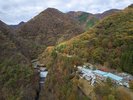 【外観】秋景色に溶け込む宿