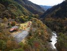 【外観】色づく木々と清流が織りなす秋の風景