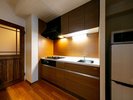 �yCopenhagen-Midcentury Modern�z���_���ȕ��͋C�̒��A�����������������R�ɍ���L�b�`���B