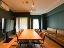 �yCopenhagen-Midcentury Modern�z�吨�ł̒c�����y���߂�قǁA�L�X�Ƃ������r�[�X�y�[�X�B