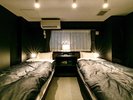 �yHouston-Galaxy Modern�z�M�����N�V�[���̃_�[�N�J���[�ɕ�܂�āA�Â��ŉ��K�Ȑ������B