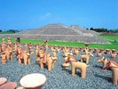 八幡塚古墳。たくさんの埴輪が並べられていて、古墳に登ることや石室を見学することが可能です。