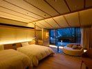 庭園付きの客室では、昼と夜で違う景色をお愉しみください。