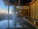 山の澄みきった空気の中、湯あみをお楽しみください。