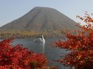 湖面に映る「榛名富士」紅葉に染まった季節は一段と見事。