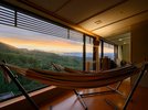 最上階「心寧」のお部屋から奥伊香保の夕焼けを望む。