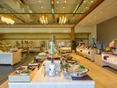 朝食ビュッフェには、地元ならではの郷土料理や旬のお料理などバラエティ豊かなメニューが揃います。
