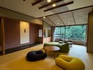 【デラックス和モダン客室】yogiboを備えた寛ぎの客室。