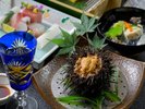 料理長が素材を厳選した旬のお造り。美しく飾られた、まるで芸術品のような一品です。