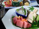 生鮪のお造りは新鮮なわさびをつけて。夏の美食をこころゆくまでお楽しみ下さい。※画像はイメージです