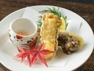 秋の味覚、松茸を天ぷらで。風味豊かな一品をどうぞ。