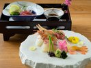 春の彩りを添えたお造り。食材をじっくり味わう至福のひとときをどうぞ。