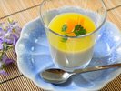食後には、見た目にも涼しげな甘味をどうぞ。料理長が素材から厳選した、当宿自慢のご夕食です。