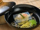 蓋を開けると、まるで芸術品を思わせる、美しいお料理が。