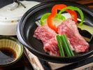 群馬の味覚・赤城牛を陶板焼きで。焼き上がる香りとともに、肉の旨みをじっくりご堪能ください。