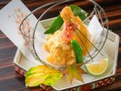 タラバ蟹を天ぷらで。ふっくらとした身の旨みと、揚げたてならではの香ばしさをご堪能ください。