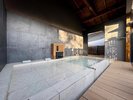 寝湯に静かに身をゆだね、水面のぬくもりに包まれるひととき