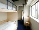 Bunk with Shared Bathroom�b2�i�x�b�h2��ƃe�[�u���Z�b�g������t�H�[�X�̂������ł��B