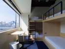 Bunk with River View and Shared Bathroom�b���c���]�ށA2�i�x�b�h2�䂪����t�H�[�X�̂������ł��B