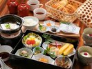 和食膳にパンとコーヒーが楽しめます