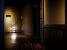 柔らかな灯りが灯る、落ち着いた館内