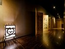 灯りがつくる陰影が美しい、静けさの廊下