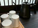 お部屋でゆったりティータイム。こだわりのケトル&カップをご用意しています。