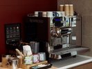 エグゼクティブラウンジでは、時間帯により軽食やコーヒー、アルコールなどのドリンクをご用意しています。