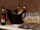 エグゼクティブラウンジでは、時間帯により軽食やコーヒー、アルコールなどのドリンクをご用意しています。