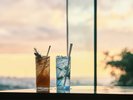沖縄の景色を眺めながら、ドリンク片手にゆったりと過ごす贅沢なひととき