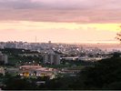 高台ならではの開放的な眺望。夕暮れに染まる沖縄の街並みを一望