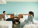 お部屋でゆったり語らうひととき。大切な人と過ごす沖縄時間