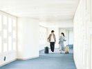 白を基調とした開放的な館内。旅の時間を心地よく彩る空間