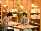 木のぬくもりを感じるライブラリーで、好きな本を片手にゆったりと過ごす贅沢な時間