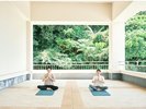 緑に包まれた開放的な空間で、自然を感じながら心と身体を整えるヨガ体験