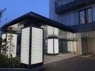 ホテルエントランス。ひと際目を引く光柱を目印にお越しください