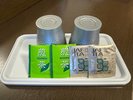 お部屋には人数分の緑茶と紅茶のセット、タンブラーがございます。