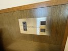 枕元にコンセント差込口とUSB差込口を完備