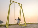糸島観光/若者に大人気の写真映えスポット「#ジハングン」高さ6mの巨大な黄色いブランコ。
