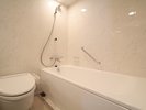 �y�����z�_�u�����[���̃o�X���[���́A�o�X�^�u�ƃg�C������̌^�ƂȂ�܂��B
