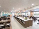 【朝食レストラン】全83席のゆったりスペース。大きな窓から函館駅が正面に見えます。