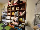 2階レンタル品コーナー。毛布、お子様用枕、ヘアーアイロン、マッサージ器、アイロンなど。
