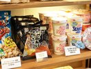 【お土産コーナー】お菓子・カップ麺を取り扱っております。お夜食にもどうぞ♪