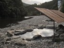 目の前に大塔川を臨む、野趣あふれる混浴露天風呂。夏季は川遊び、冬季は仙人風呂とお楽しみも四季折々