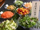【夕食バイキング】彩り豊かな夏野菜の小鉢盛り。旬の味わいをぜひお楽しみ下さい。
