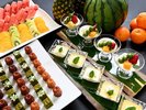 【夕食バイキング】旬のスイカなどのフルーツと一口サイズのスイーツで、夏の食後をお楽しみください。