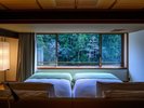 【山翠スイート】客室前を流れる川のせせらぎと森の小鳥のさえずりに包まれ、爽やかな朝をお迎えください