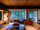 【緑翠スイート】室内露天風呂と窓辺のデイベッドを備え、大自然に包まれる心安らぐ時間をお過ごしください