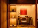 【緑翠スイート】専用デスクとライトを完備。広々とした落ち着きある空間で快適に仕事に集中できます