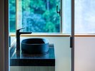 【緑翠スイート】洗面所の窓から見える景色が、朝の洗顔時に自然の清々しさを感じさせます